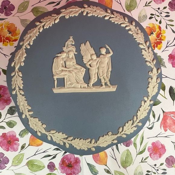 Wedgwood Blue Jasperware, Trinket Box With Lid, 5” Round Scalloped Garden Theme - Picture 4 of 17